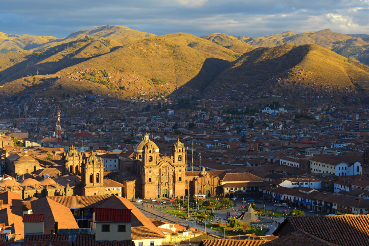 cidade de Cusco no Peru cercada pelas montanhas dos Andes