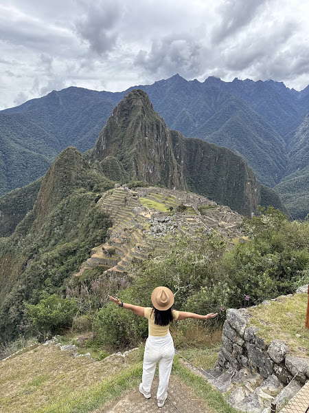 Vista impressionante de Machu Picchu com céu com nuvens, mas tempo aberto