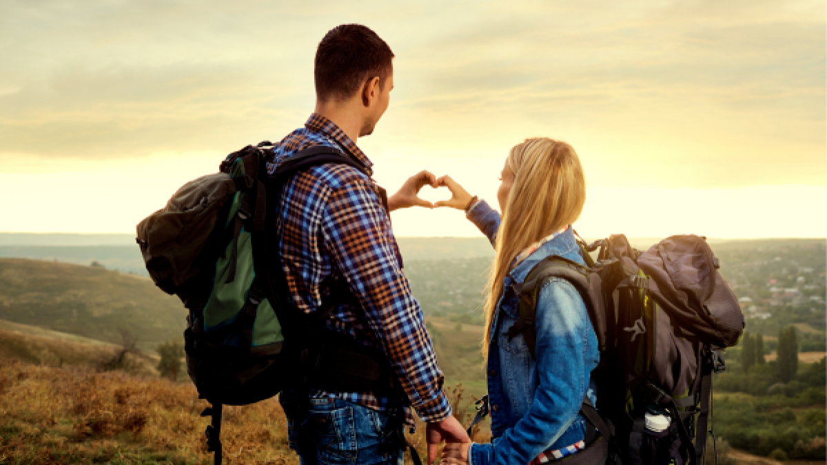Mochilão em casal: roteiros, custos por dia e guia sem estresse