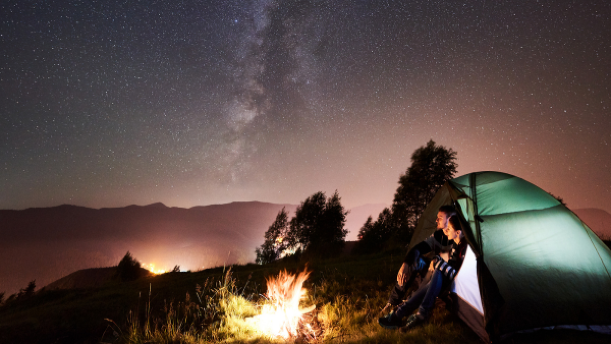 Experiências únicas para casais: dormir sob as estrelas em locais inusitados