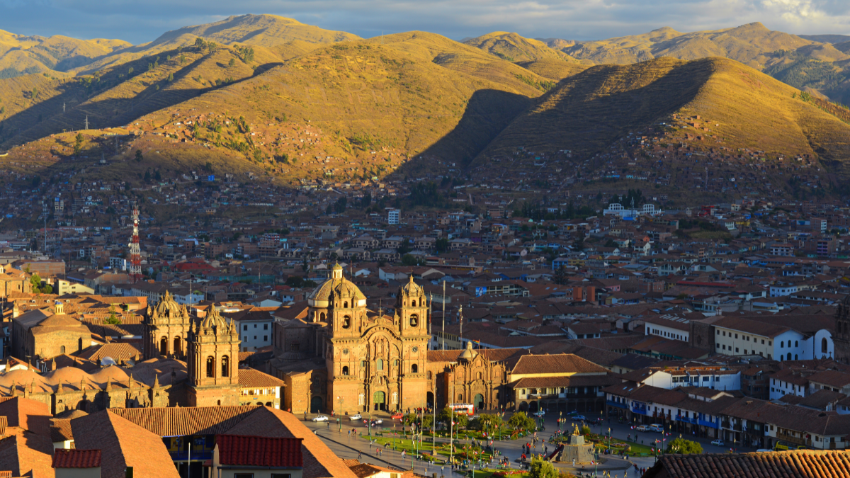 cidade de Cusco no Peru cercada pelas montanhas dos Andes